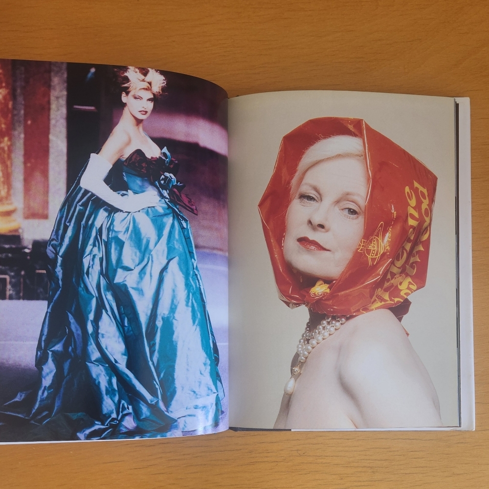 Assouline – Vivienne Westwood Universe of Fashion (1998) - Picture 5 of 16